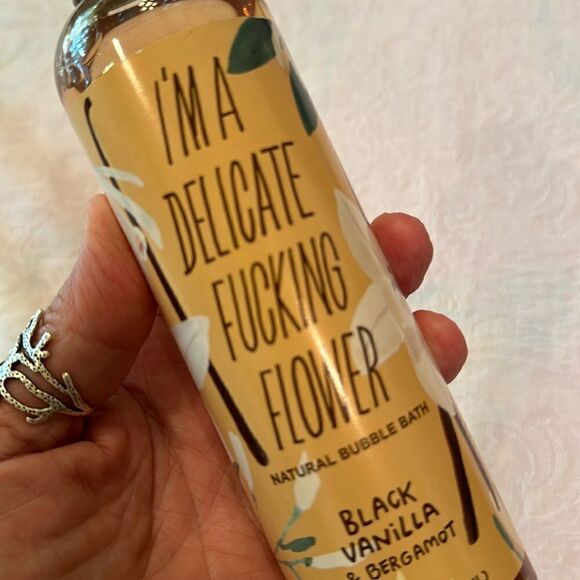 Blue Q Bubble Bath Delicate Flower Black Vanilla Bergamot - Picture 2 of 5